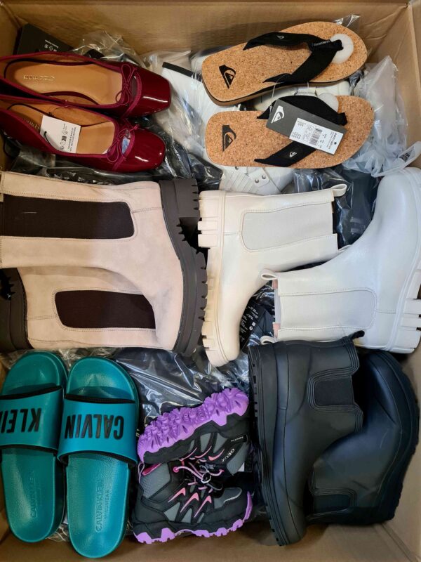 The photo shows a package with footwear in the category BSU.