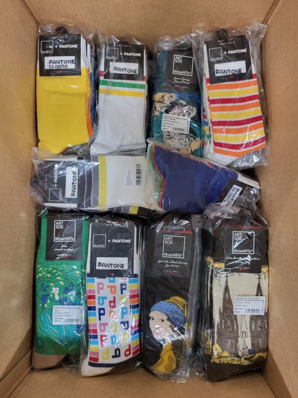 The picture shows a package with accessories in the category SA.