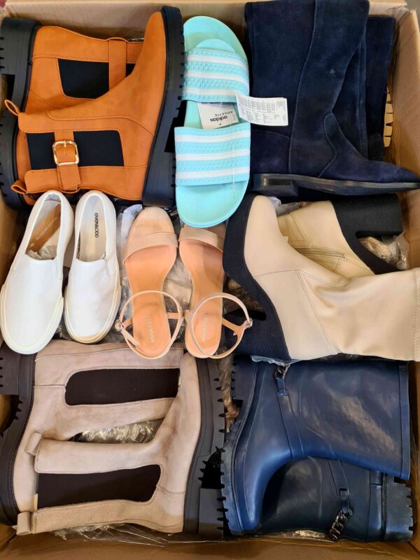 The photo shows a package with footwear in the category BSU.