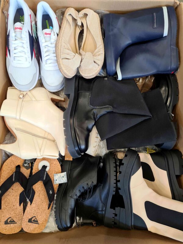 The photo shows a package with footwear in the category BSU.