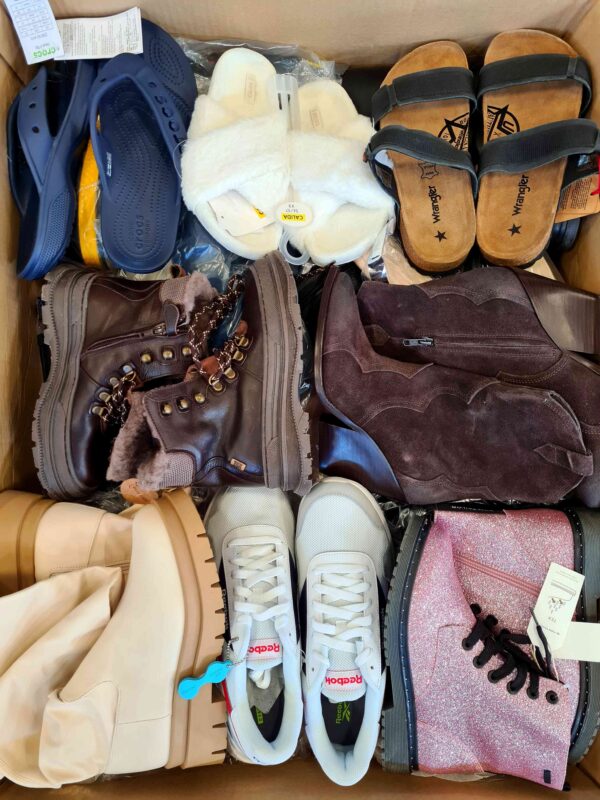 The photo shows a package with footwear in the category BSU.