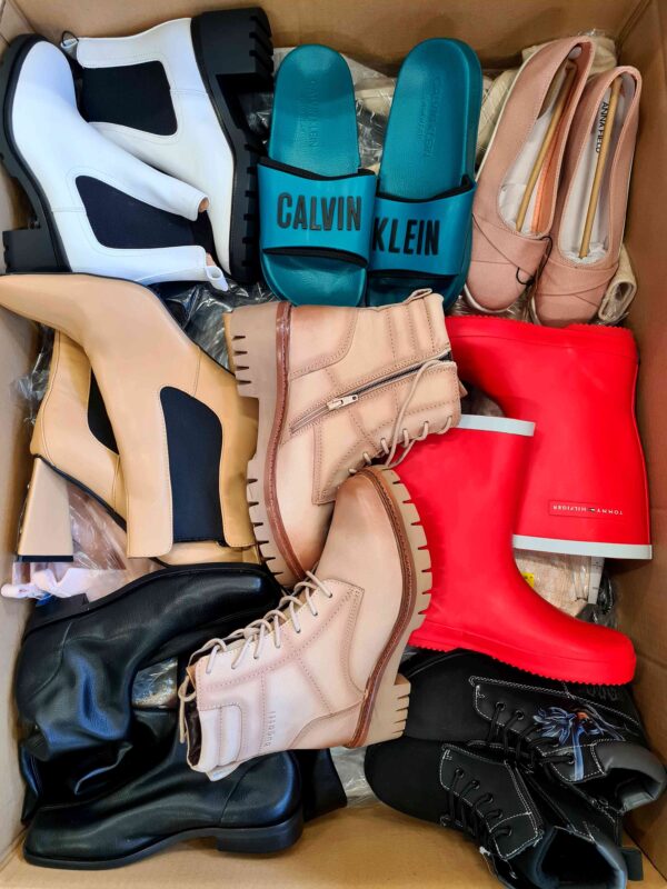 The photo shows a package with footwear in the category BSU.