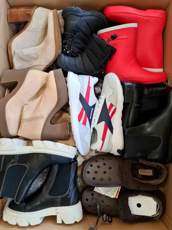 The photo shows a package with footwear in the category BSU.