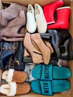 The photo shows a package with footwear in the category BSU.