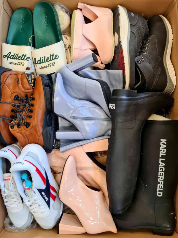 The photo shows a package with footwear in the category BSU.