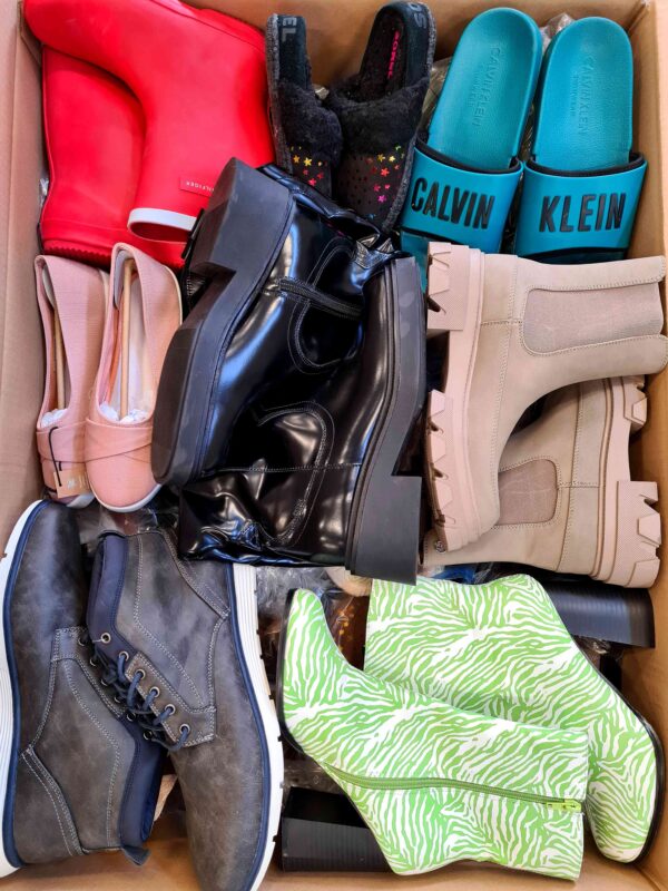 The photo shows a package with footwear in the category BSU.