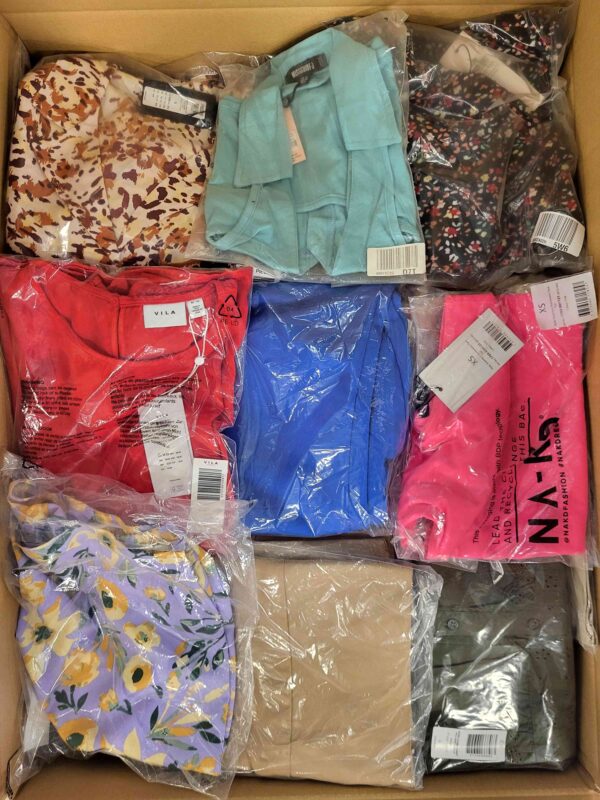 The photo shows a package with clothing in the category AR.