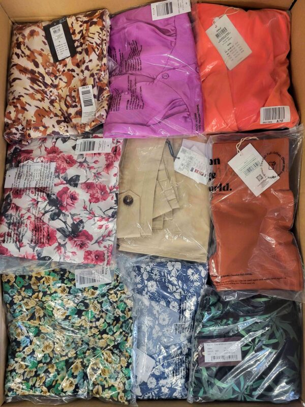 The photo shows a package with clothing in the category AR.