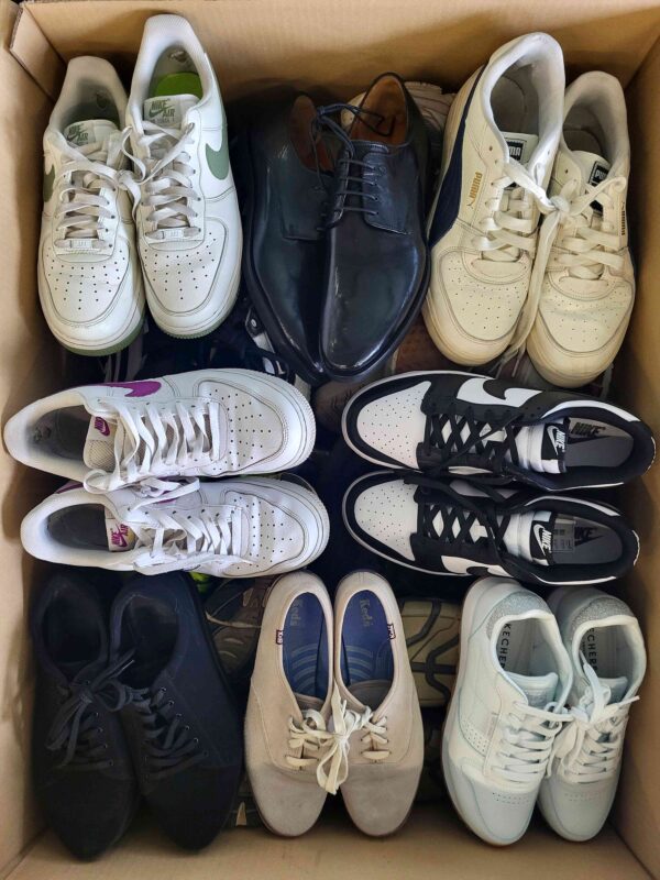 The photo shows a package with footwear in the category SH.