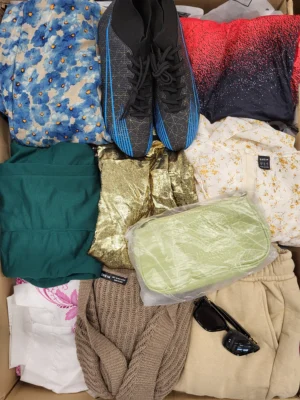 The photo shows a package with clothing in the category SN.