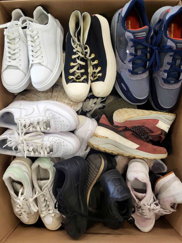 The photo shows a package with footwear in the category SH.