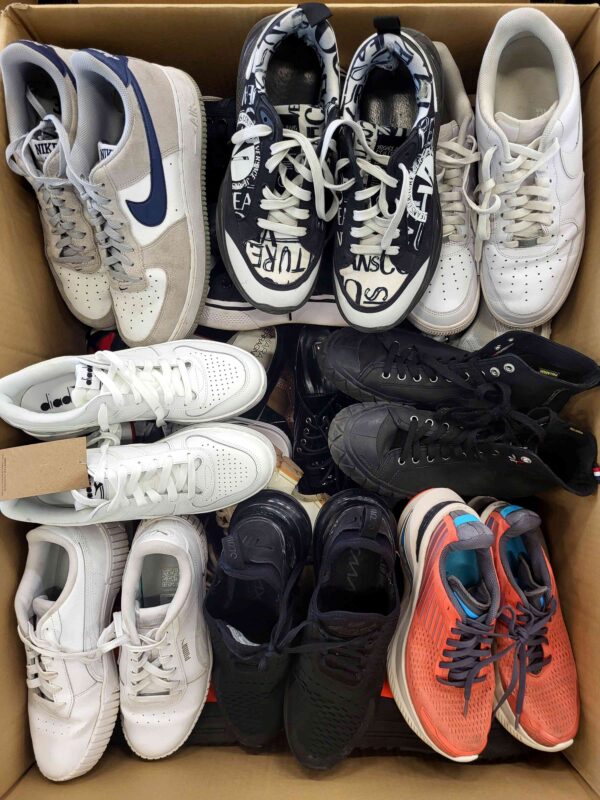 The photo shows a package with footwear in the category SH.