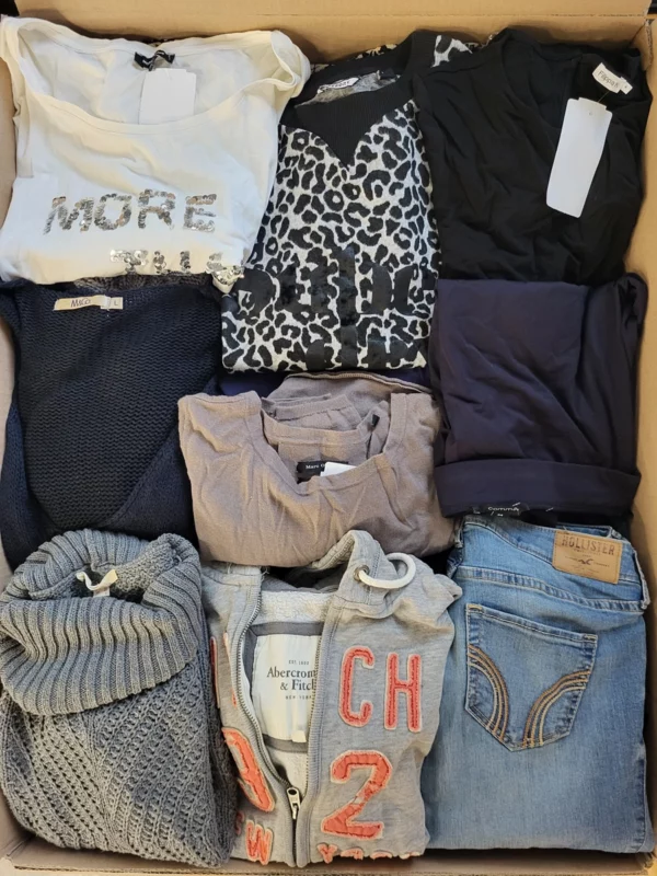 The photo shows a package with clothing in the category U.
