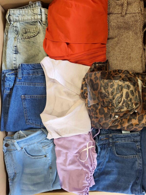 The photo shows a package with clothing in the category BSN.