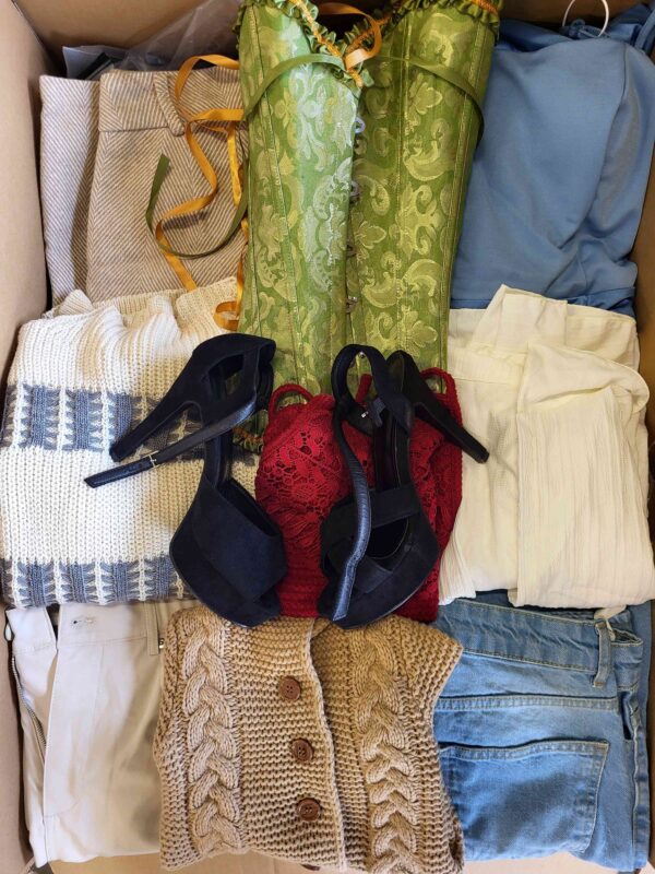 The photo shows a package with clothing in the category BSN.