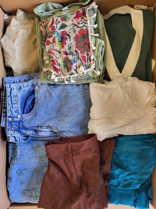 The photo shows a package with clothing in the category BSN.