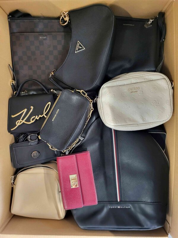 The picture shows a package with accessories in the category HC.