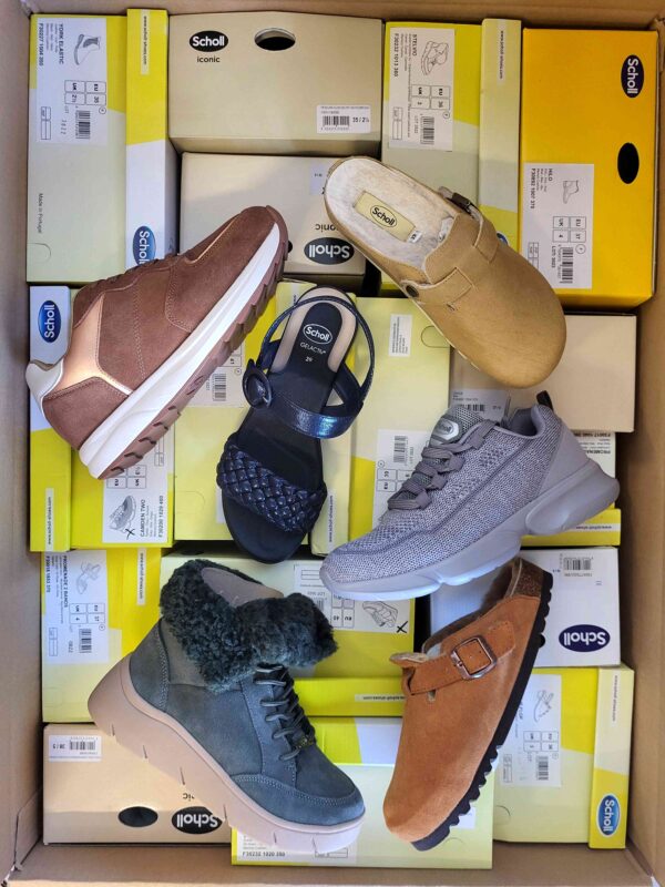 The photo shows a package with footwear in the category SM.