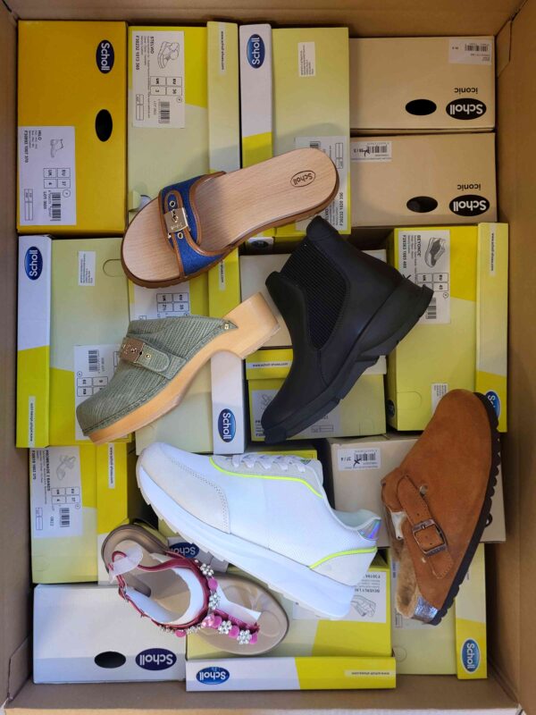 The photo shows a package with footwear in the category SM.