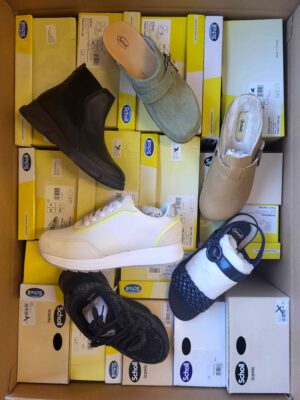 The photo shows a package with footwear in the category SM.