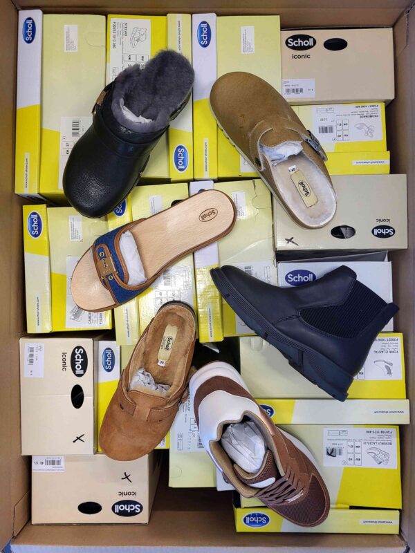 The photo shows a package with footwear in the category SM.