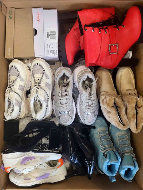 The photo shows a package with clothing in the category BPS.