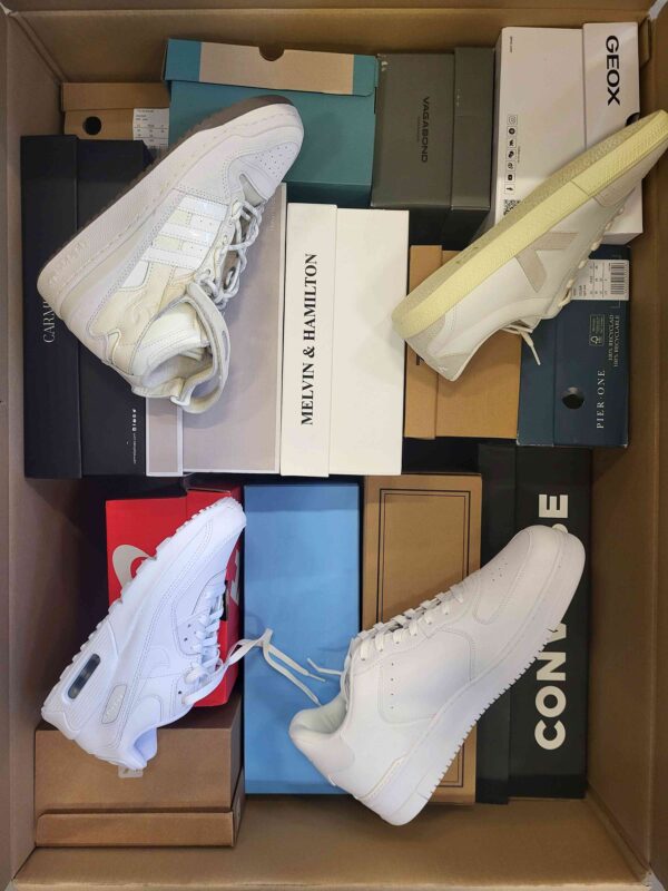 The photo shows a package with footwear in the category BS.
