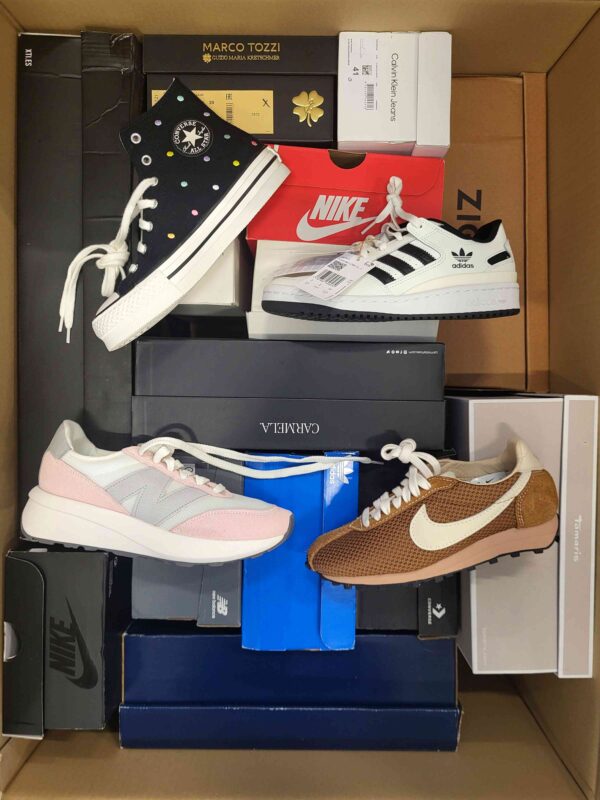 The photo shows a package with footwear in the category BS.