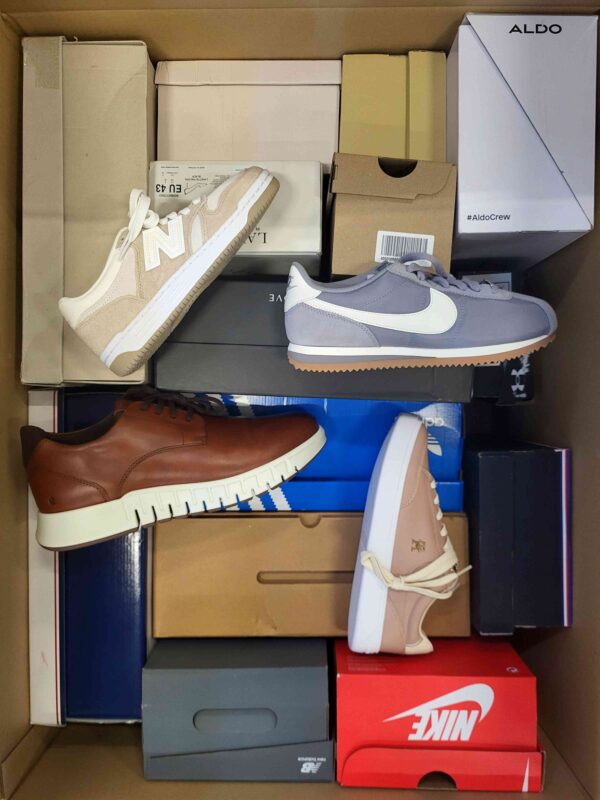 The photo shows a package with footwear in the category BS.