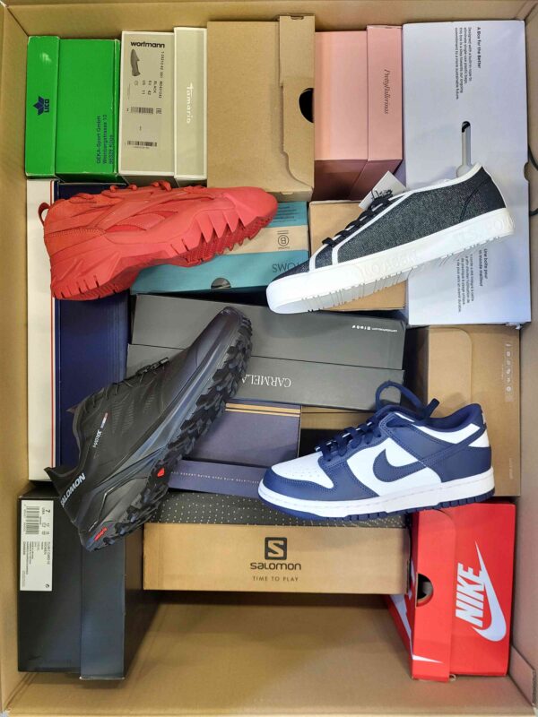 The photo shows a package with footwear in the category BS.