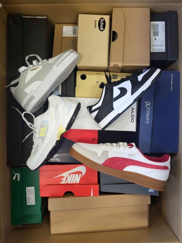 The photo shows a package with footwear in the category BS.