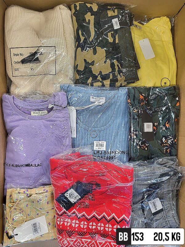 The photo shows a package with clothing in the category BB.