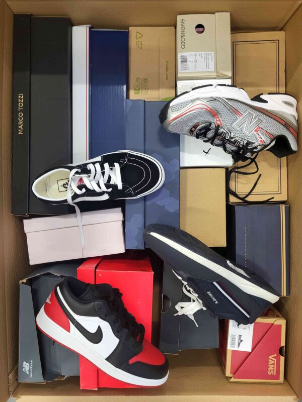 The photo shows a package with footwear in the category BS.