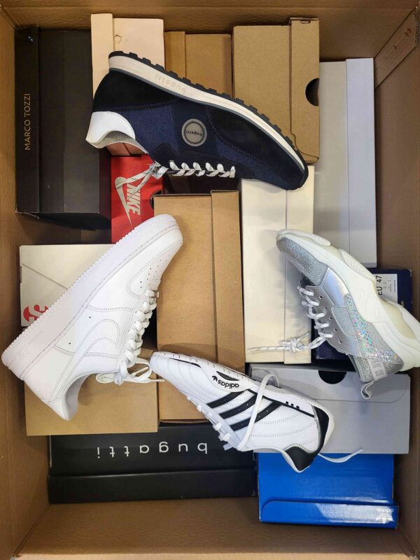 The photo shows a package with footwear in the category BS.