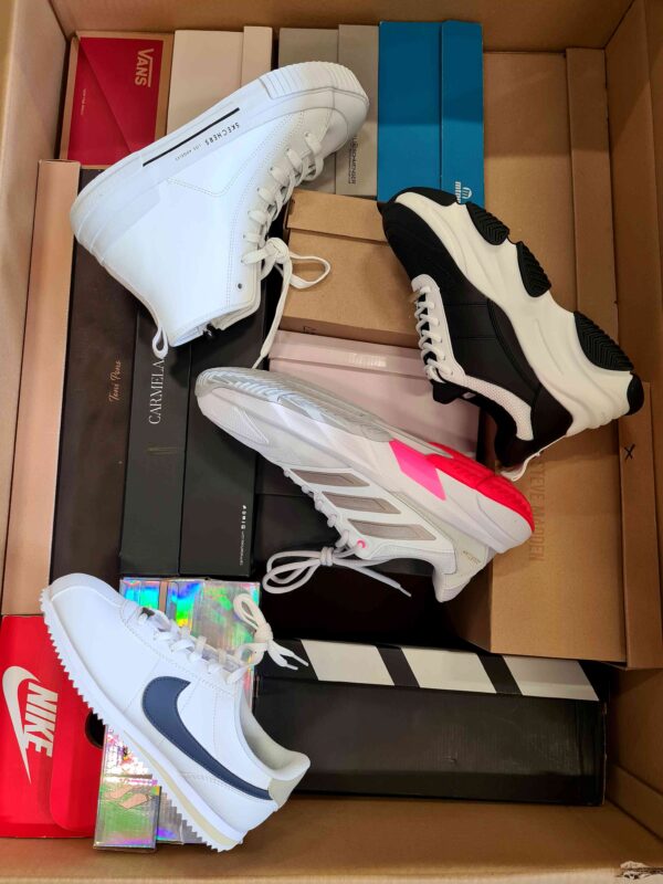 The photo shows a package with footwear in the category BS.