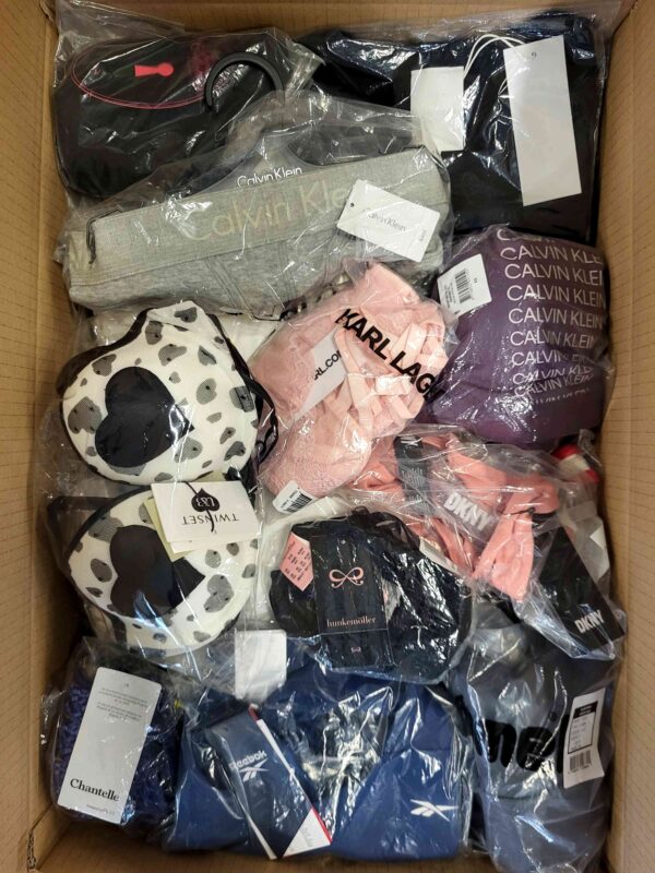The photo shows a package with clothing in the category AU.