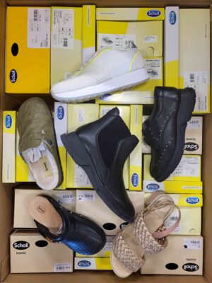 The photo shows a package with footwear in the category SM.