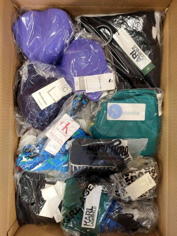 The photo shows a package with clothing in the category AU.