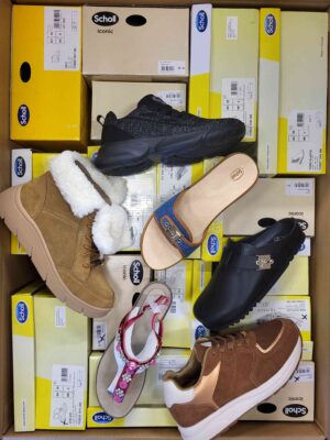The photo shows a package with footwear in the category SM.