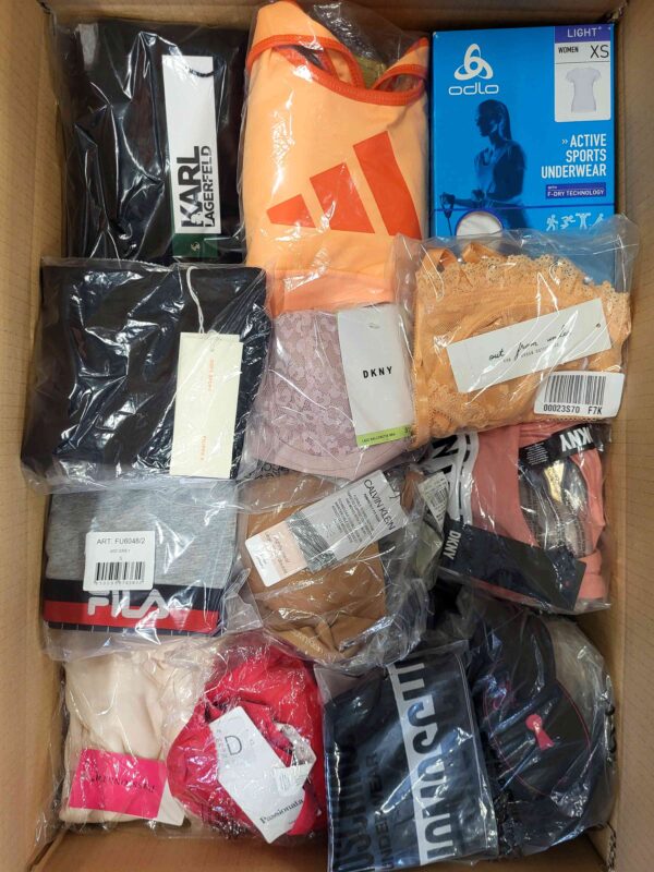 The photo shows a package with clothing in the category AU.