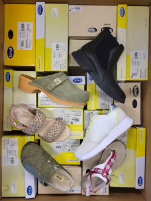 The photo shows a package with footwear in the category SM.
