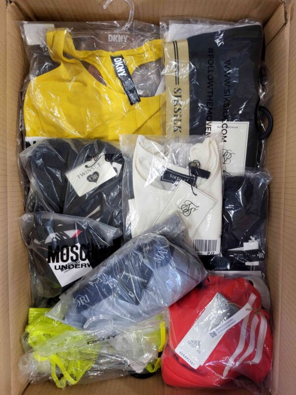 The photo shows a package with clothing in the category AU.