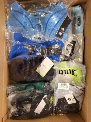 The photo shows a package with clothing in the category AU.