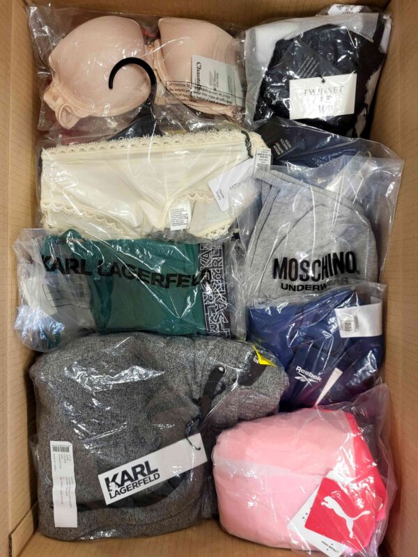 The photo shows a package with clothing in the category AU.