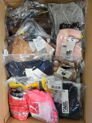 The photo shows a package with clothing in the category AU.