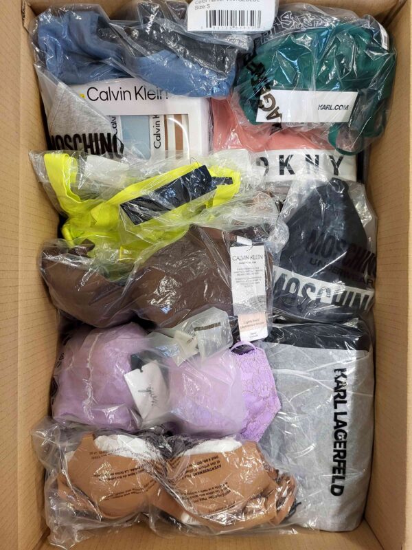 The photo shows a package with clothing in the category AU.