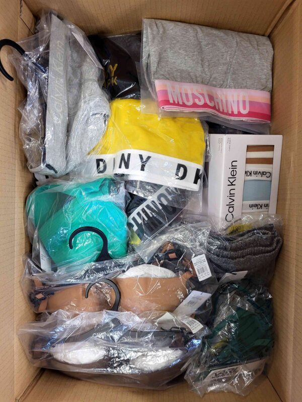 The photo shows a package with clothing in the category AU.