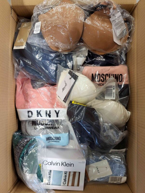 The photo shows a package with clothing in the category AU.