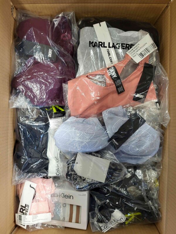 The photo shows a package with clothing in the category AU.