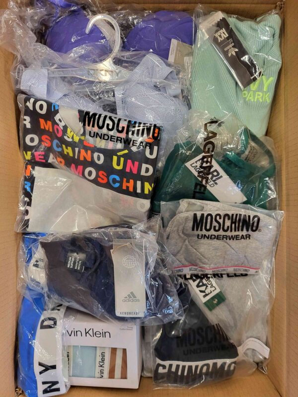 The photo shows a package with clothing in the category AU.